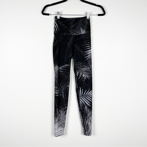 Wear It To Heart Peleton Leaf‎ Print Leggings Gray Sz XS - Picture 1 of 7